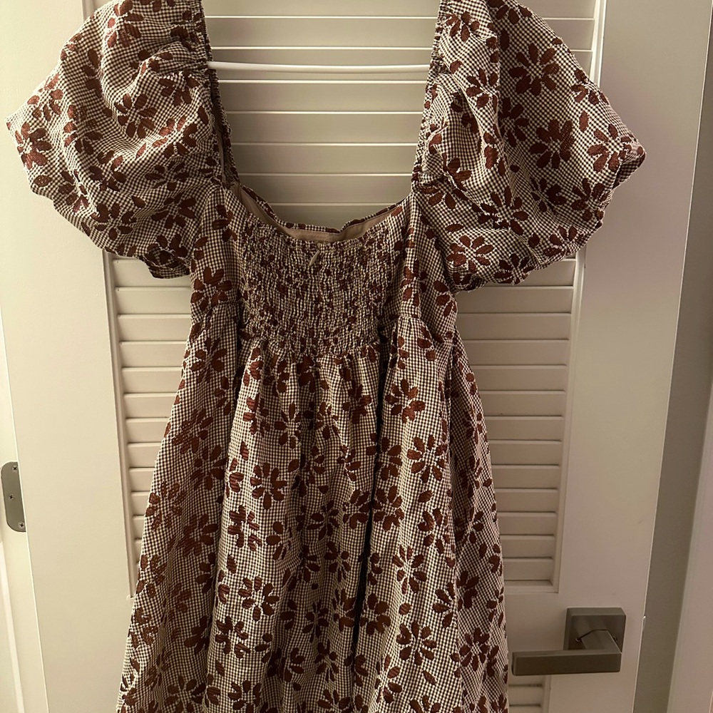 Cute brown, mini dress with puffy sleeves